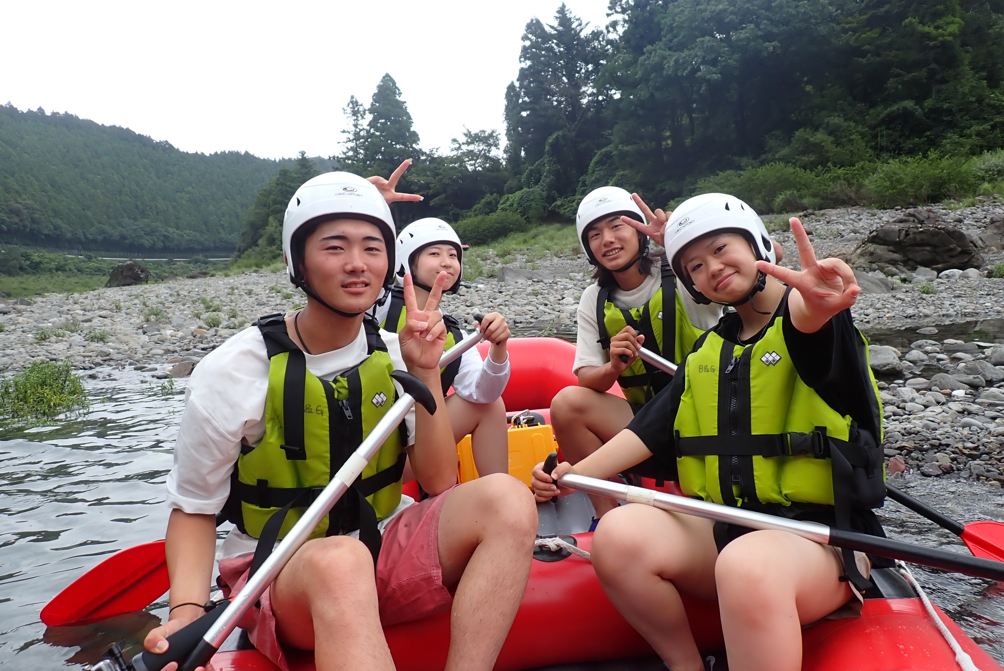 仲間とラフティング